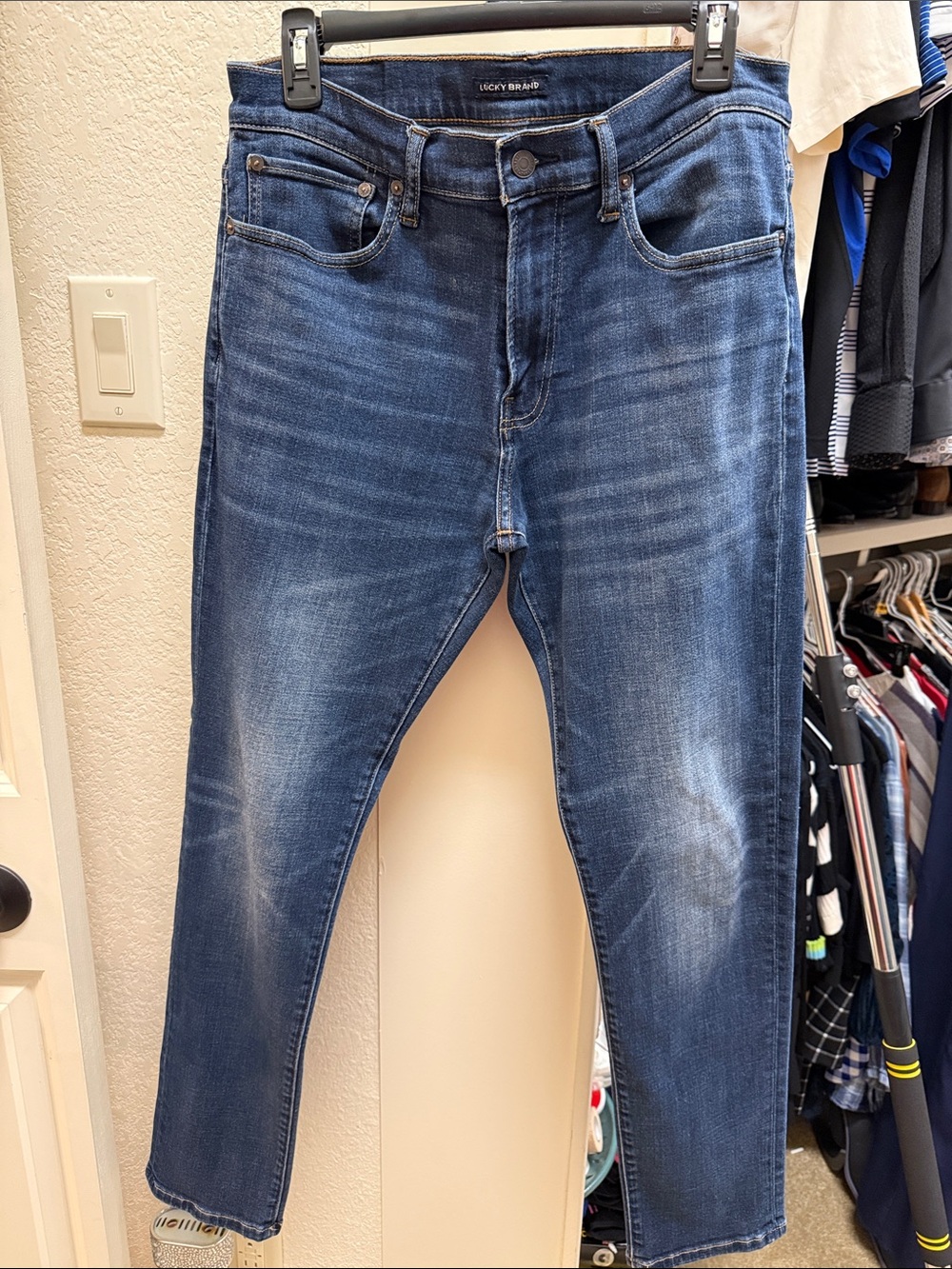 Lucky Brand Men’s Skinny Jeans in Medium Blue Wash. size 32x32